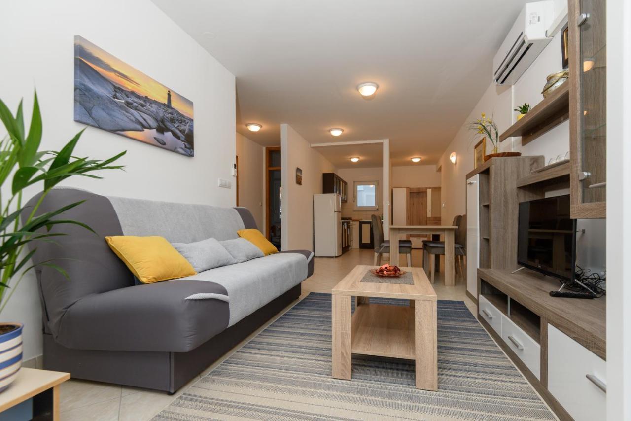 Apartman Karmela *