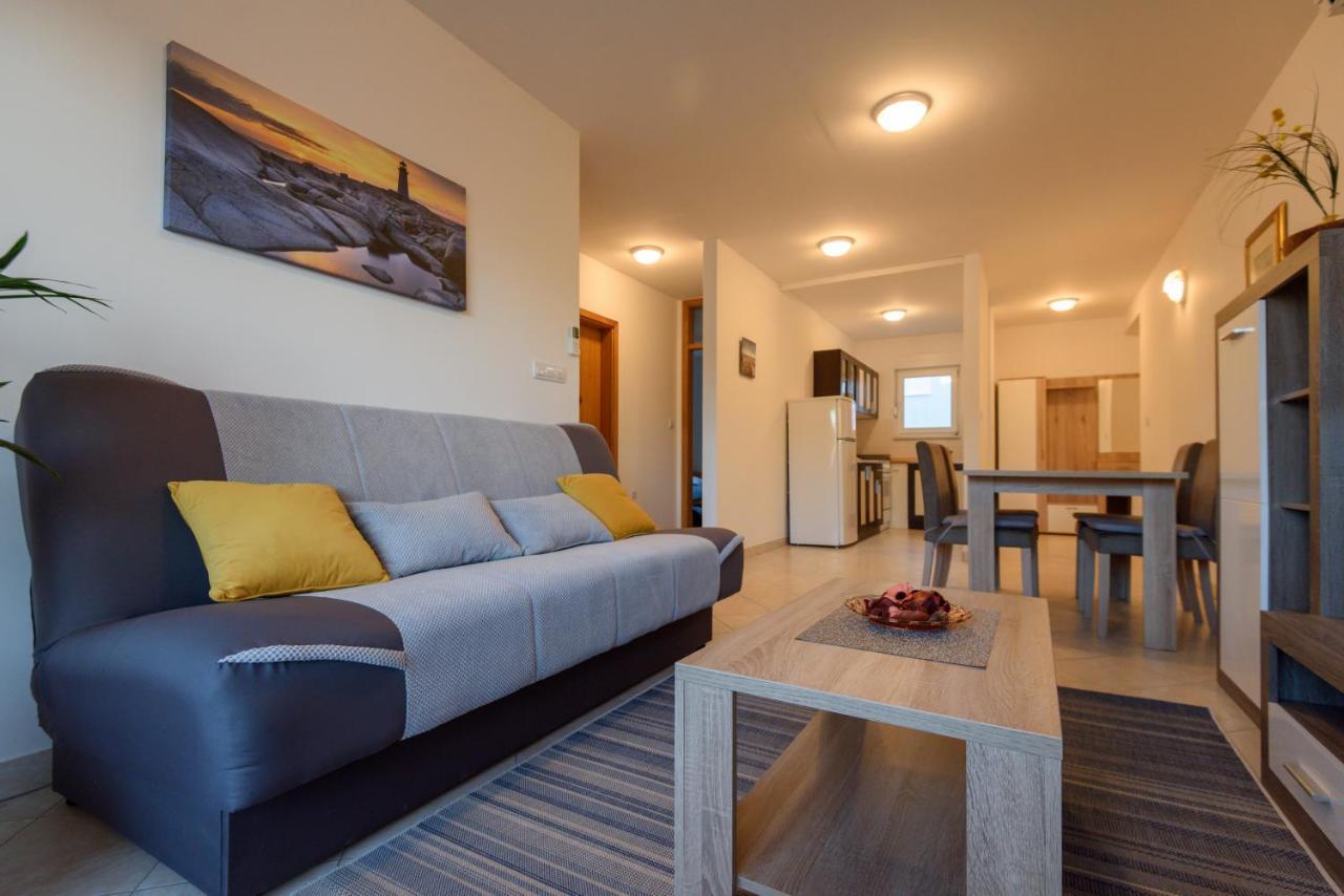 Apartman Karmela Apartment *